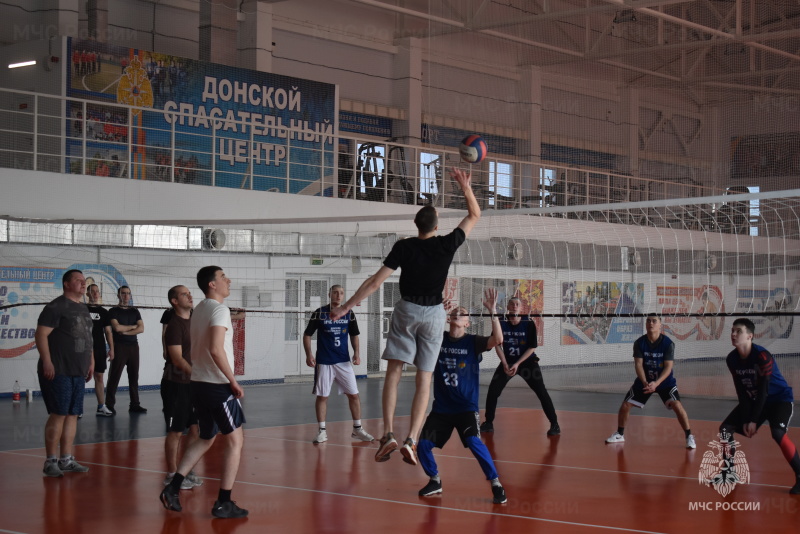 В спасательном центре прошел турнир по волейболу между офицерами управления и военнослужащими инженерно спасательной роты.