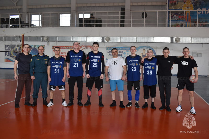 В спасательном центре прошел турнир по волейболу между офицерами управления и военнослужащими инженерно спасательной роты.