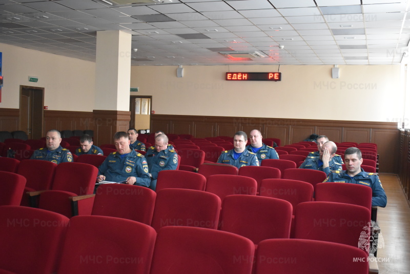 В соответствии с приказом начальника Центра «О проведении сержантских сборов» в спасательном центре были проведены обучающие занятия с сержантским составом.