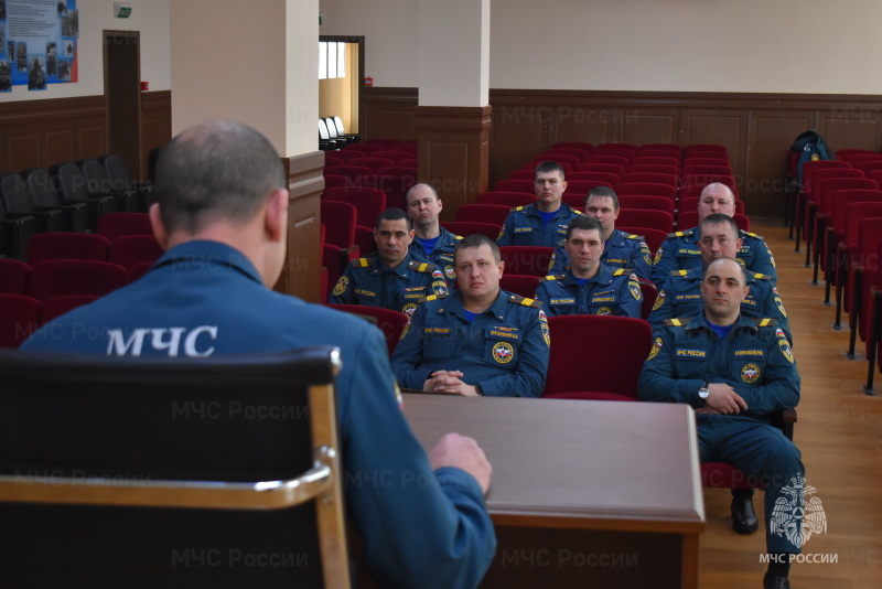 В соответствии с приказом начальника Центра «О проведении сержантских сборов» в спасательном центре были проведены обучающие занятия с сержантским составом.