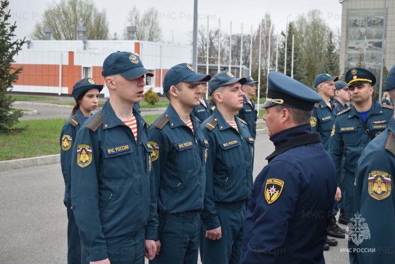 Под руководством начальника центра был проведен строевой смотр летней формы одежды.