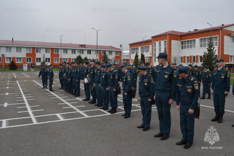Под руководством начальника центра был проведен строевой смотр летней формы одежды.
