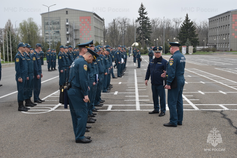 Под руководством начальника центра был проведен строевой смотр летней формы одежды.