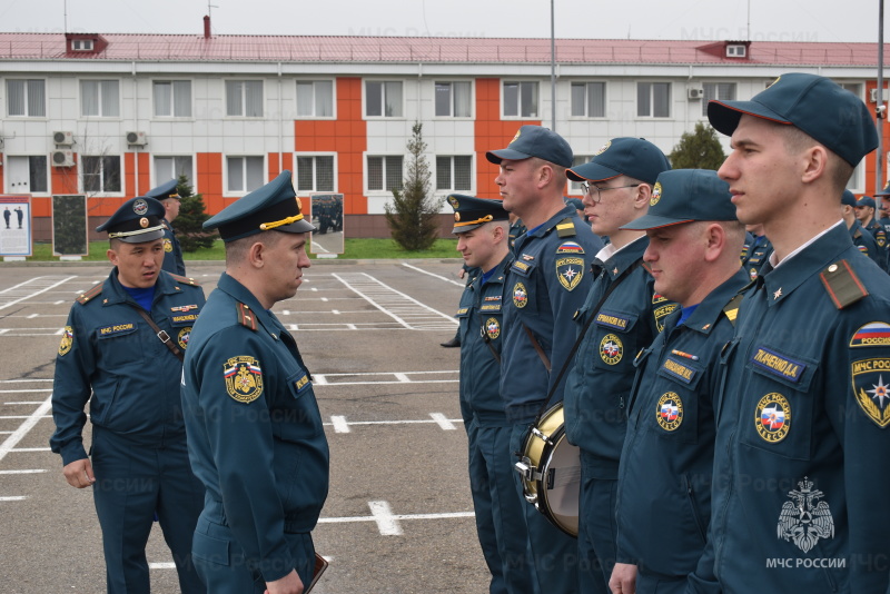 Под руководством начальника центра был проведен строевой смотр летней формы одежды.