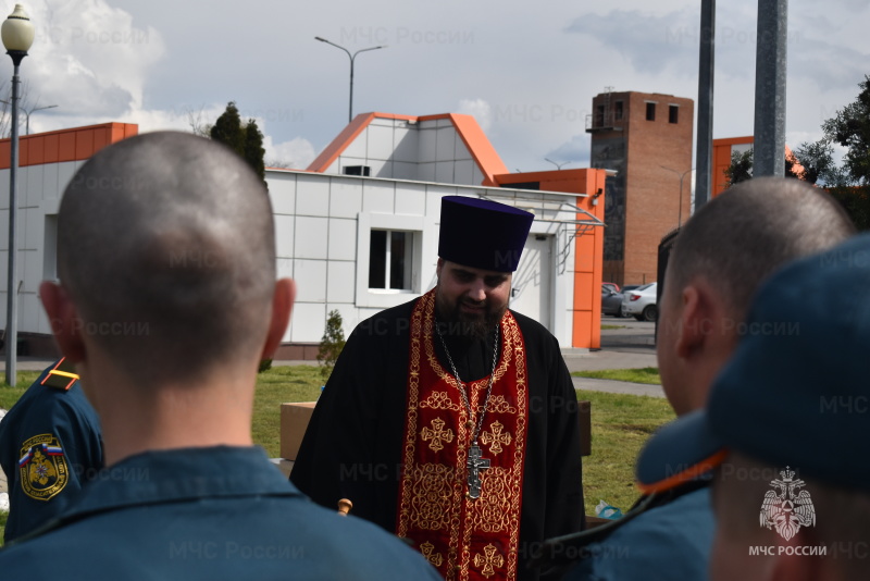 В честь праздника пасхи, для военнослужащих и работников спасательного центра отец Серафим провел праздничный молебен.