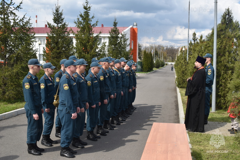 В честь праздника пасхи, для военнослужащих и работников спасательного центра отец Серафим провел праздничный молебен.