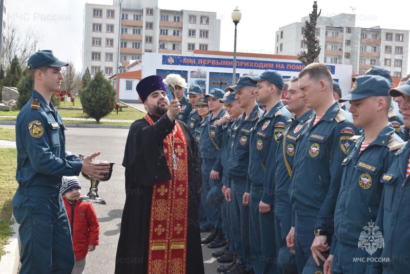 В честь праздника пасхи, для военнослужащих и работников спасательного центра отец Серафим провел праздничный молебен.