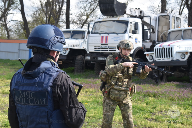 На территории спасательного центра прошло слаживание и обмен опытом пиротехнических отрядов МЧС России для выполнения задач по предназначению.