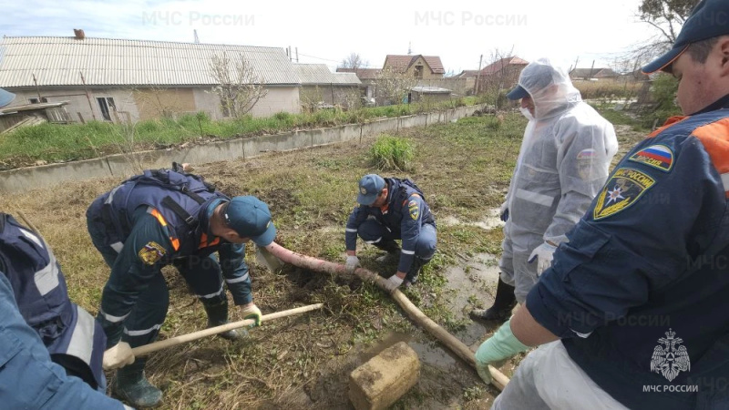 Донские спасатели продолжают выполнять работы по ликвидации последствий паводка в Республике Дагестан.