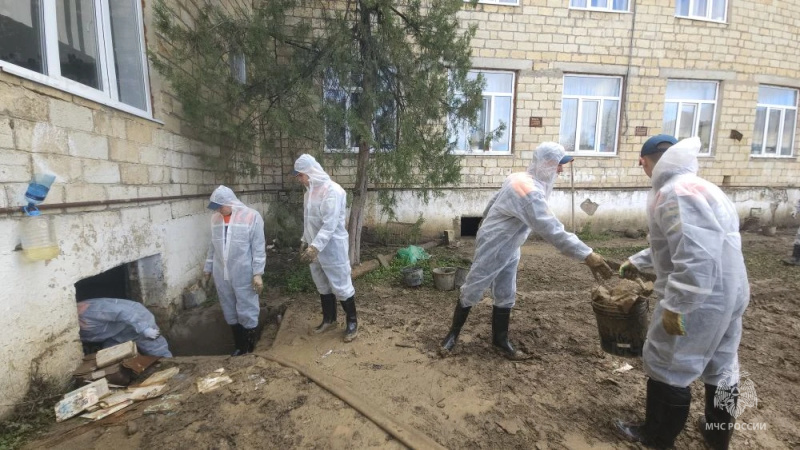 Донские спасатели продолжают выполнять работы по ликвидации последствий паводка в Республике Дагестан.