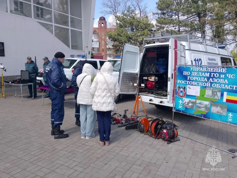Личный состав спасательного центра принял участие в выставках приуроченных к 40-летию ликвидации аварии на Чернобыльской АС в Азове и Ростове-на-Дону.