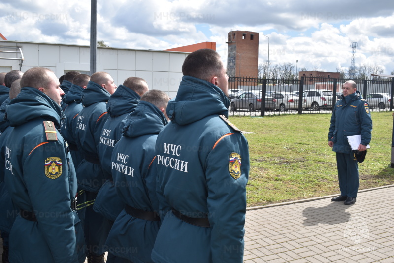 Личный состав спасательного центра возложил цветы к мемориалам сотрудников МЧС России, погибших при исполнении должностных обязанностей.