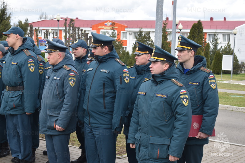 Личный состав спасательного центра возложил цветы к мемориалам сотрудников МЧС России, погибших при исполнении должностных обязанностей.