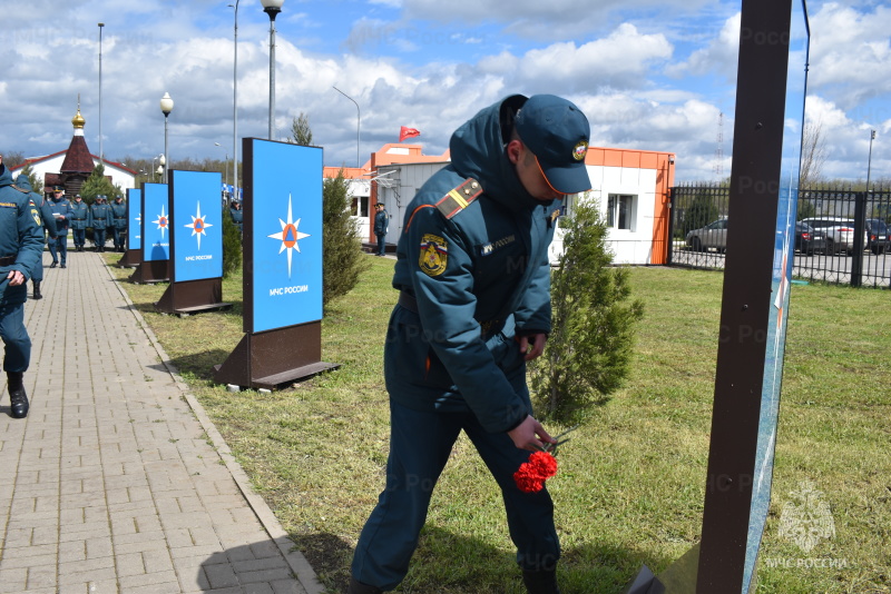 Личный состав спасательного центра возложил цветы к мемориалам сотрудников МЧС России, погибших при исполнении должностных обязанностей.