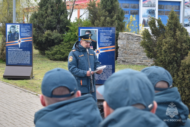 Личный состав спасательного центра возложил цветы к мемориалам сотрудников МЧС России, погибших при исполнении должностных обязанностей.