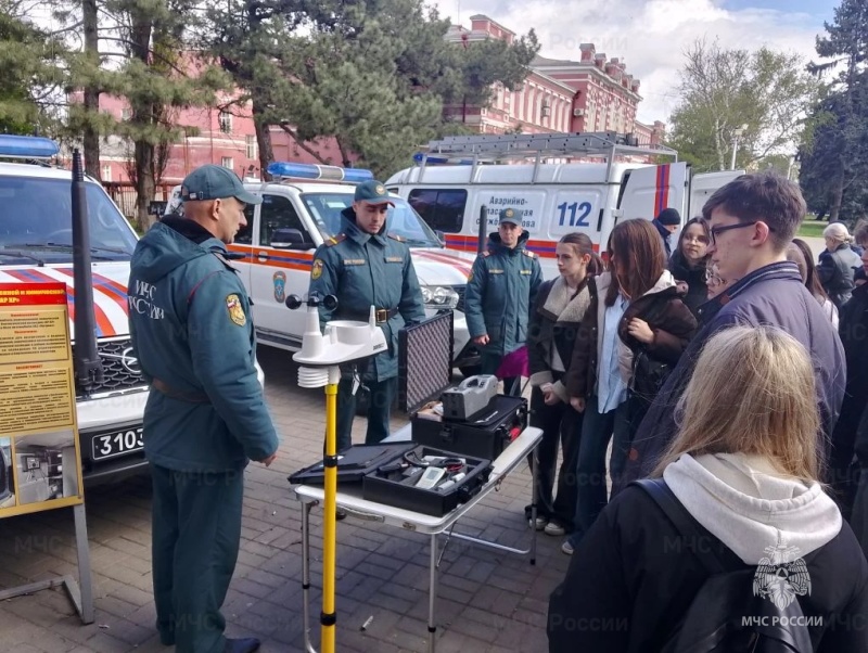 Личный состав спасательного центра принял участие в выставках приуроченных к 40-летию ликвидации аварии на Чернобыльской АС в Азове и Ростове-на-Дону.