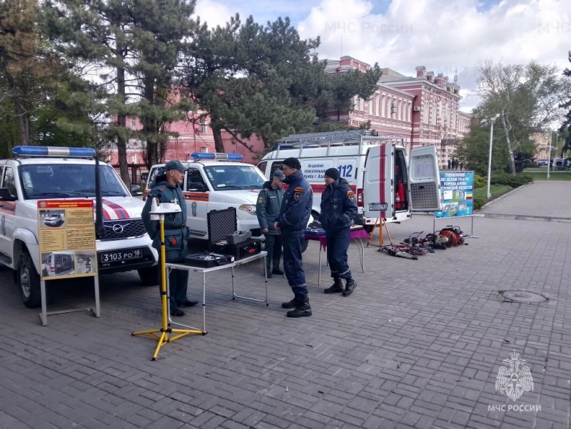 Личный состав спасательного центра принял участие в выставках приуроченных к 40-летию ликвидации аварии на Чернобыльской АС в Азове и Ростове-на-Дону.