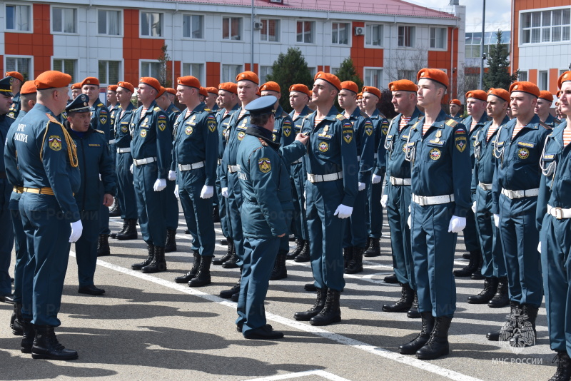Под руководством начальника центра прошел смотр формы парадного расчета.