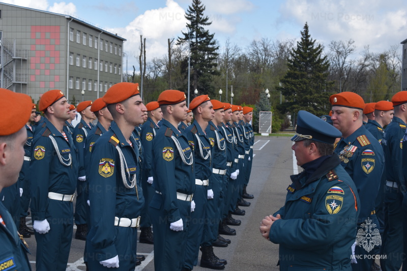 Под руководством начальника центра прошел смотр формы парадного расчета.