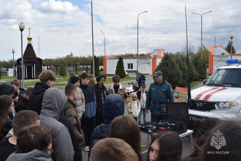 С целью ознакомления с профессией спасателя, для учащихся 8 и 10 классов был проведен день открытых дверей.