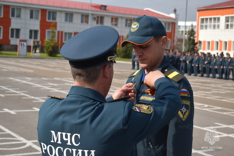 На торжественном построении, посвященном 81-й годовщине Дня Победы, начальник спасательного центра вручил воинские звания, а также ведомственные награды.
