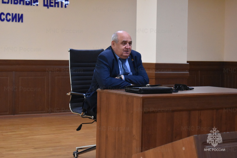 Глава Рассветного сельского поселения А.Г. Мацко провел беседу с военнослужащими по призыву о службе по контракту в Министерстве обороны.