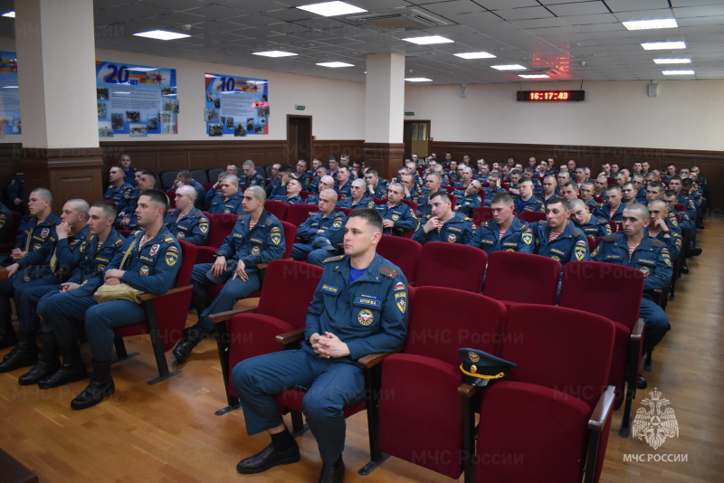 Глава Рассветного сельского поселения А.Г. Мацко провел беседу с военнослужащими по призыву о службе по контракту в Министерстве обороны.