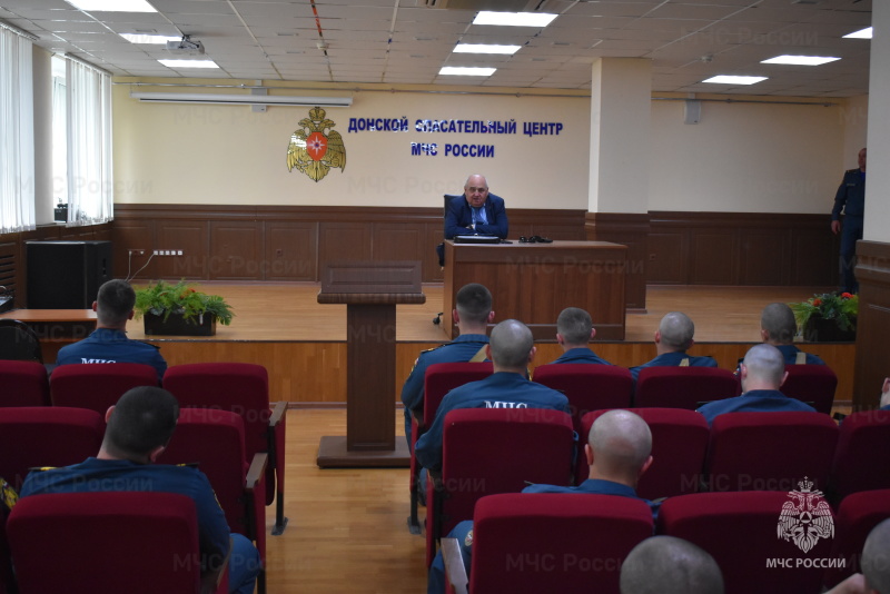 Глава Рассветного сельского поселения А.Г. Мацко провел беседу с военнослужащими по призыву о службе по контракту в Министерстве обороны.