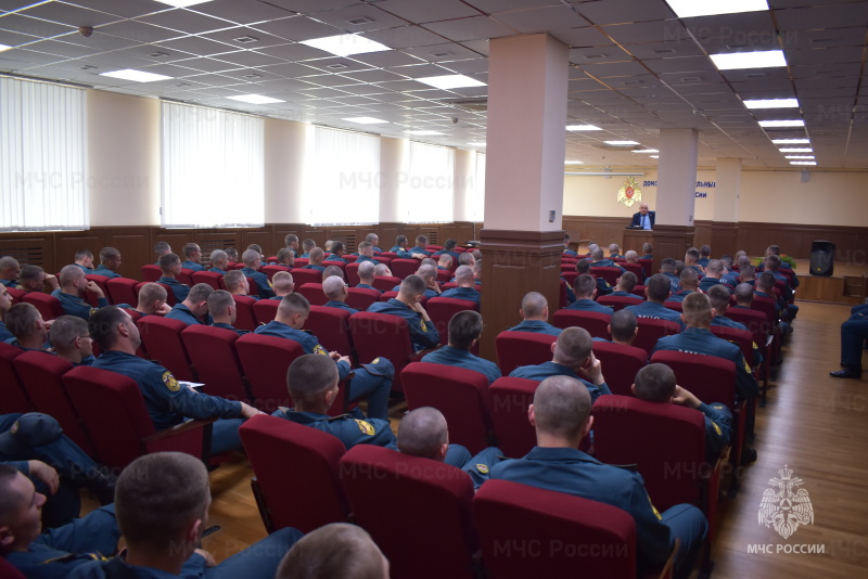 Глава Рассветного сельского поселения А.Г. Мацко провел беседу с военнослужащими по призыву о службе по контракту в Министерстве обороны.