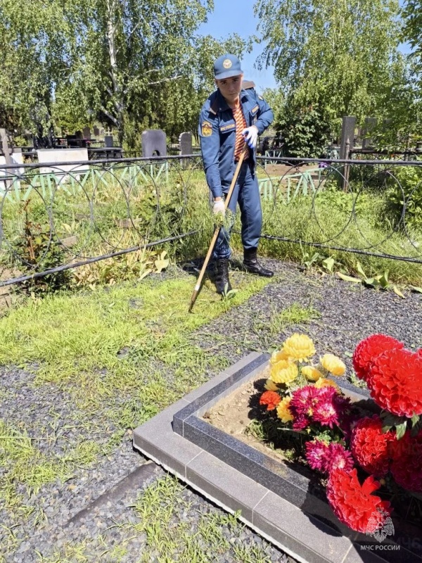 Члены совета ветеранов совместно с военнослужащими по призыву привели в порядок захоронения ветеранов части в рамках подготовки к празднованию Дня образования в/ч 11350.