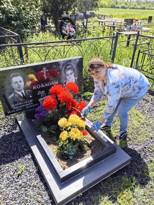 Члены совета ветеранов совместно с военнослужащими по призыву привели в порядок захоронения ветеранов части в рамках подготовки к празднованию Дня образования в/ч 11350.