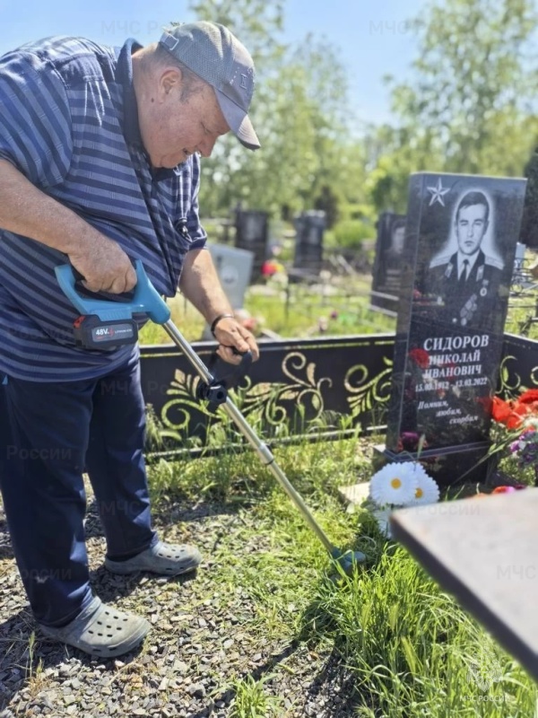 Члены совета ветеранов совместно с военнослужащими по призыву привели в порядок захоронения ветеранов части в рамках подготовки к празднованию Дня образования в/ч 11350.