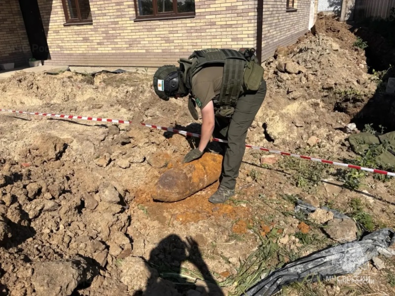 Пиротехнический расчет Донского спасательного центра вывез Фугасную авиабомбу времён Великой Отечественной войны весом 50 кг из Дзержинского района Волгограда в безопасное место и уничтожил методом подрыва.