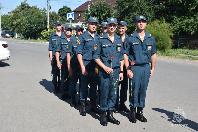 Военнослужащие Донского спасательного центра приняли участие в акции памяти - возложении цветов к могиле павших воинов во время Великой Отечественной войны и СВО в посёлке Рассвет.