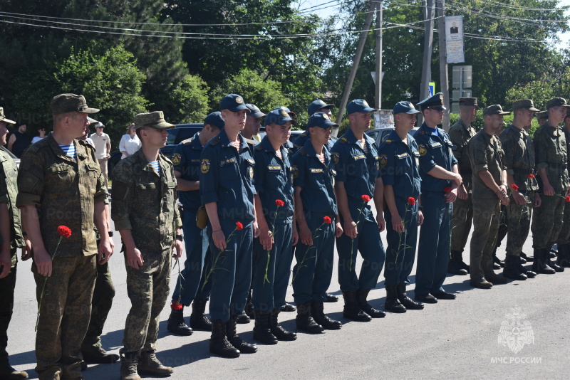 Военнослужащие Донского спасательного центра приняли участие в акции памяти - возложении цветов к могиле павших воинов во время Великой Отечественной войны и СВО в посёлке Рассвет.