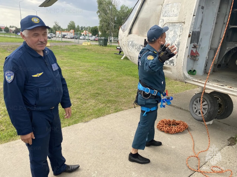 В спасательном центре, совместно с ФГБУ "Южный АСЦ МЧС России" проводились учебно-тренировочные сборы по подготовке спасателей к десантированию в труднодоступные районы.