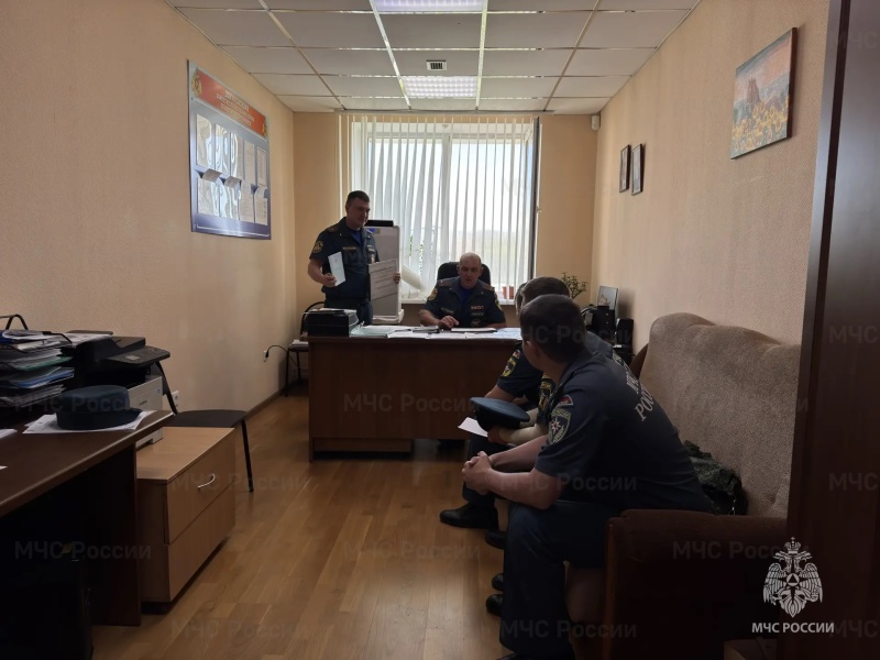 Помощник начальника центра по правовой работе майор юстиции Рябых А.А. провёл инструкторско-методическое занятие с дознавателями спасательного центра.
