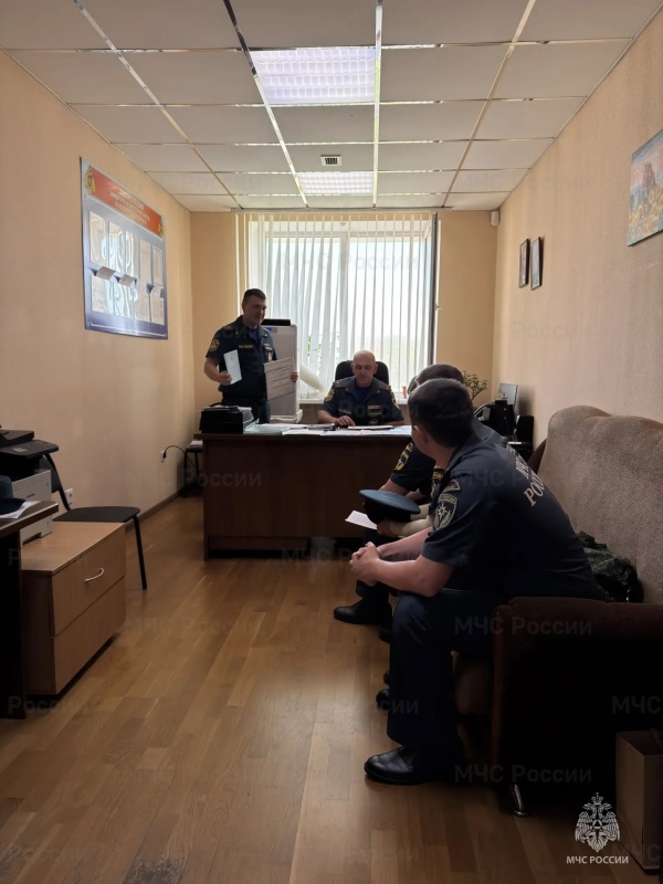 Помощник начальника центра по правовой работе майор юстиции Рябых А.А. провёл инструкторско-методическое занятие с дознавателями спасательного центра.