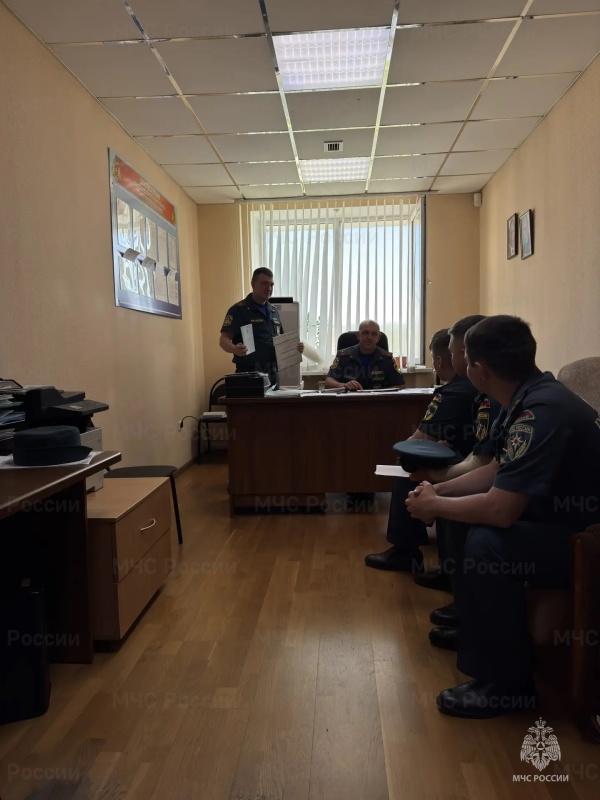 Помощник начальника центра по правовой работе майор юстиции Рябых А.А. провёл инструкторско-методическое занятие с дознавателями спасательного центра.