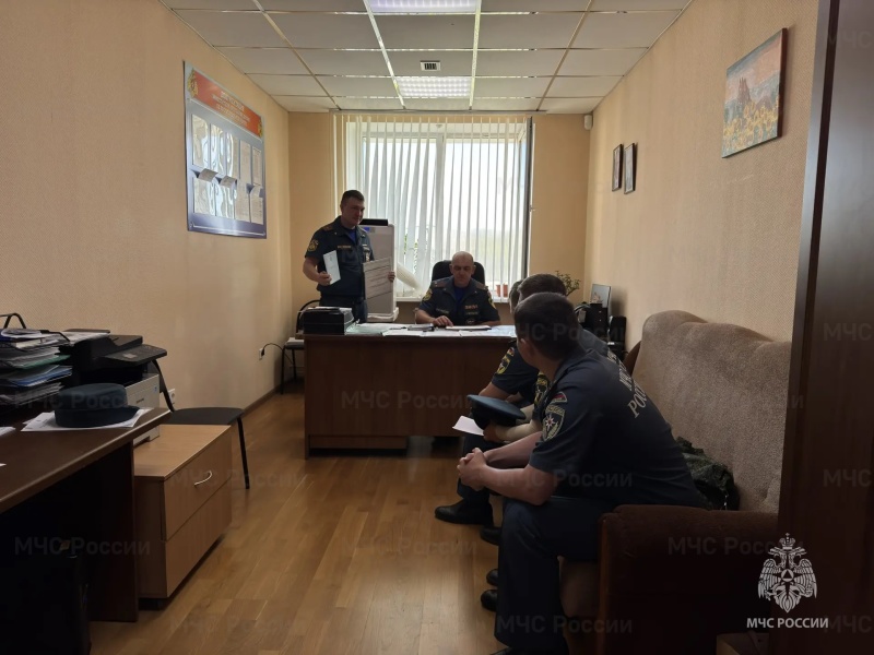 Помощник начальника центра по правовой работе майор юстиции Рябых А.А. провёл инструкторско-методическое занятие с дознавателями спасательного центра.