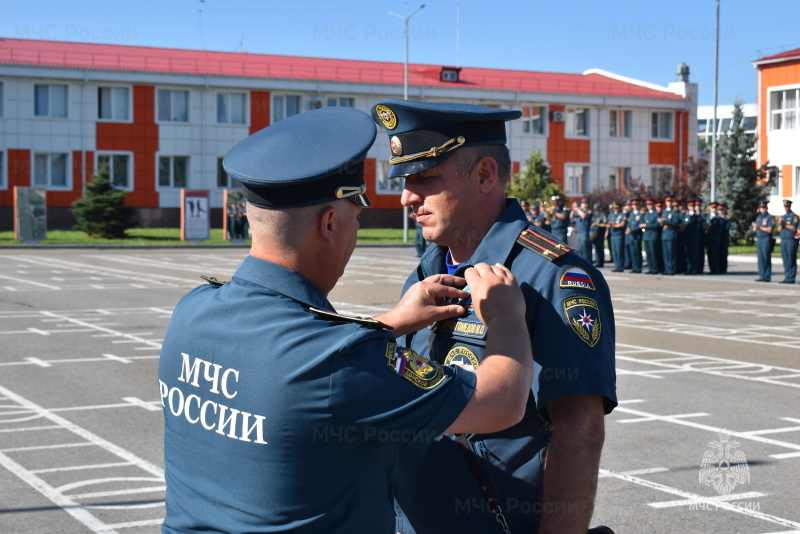 Под руководством начальника спасательного центра было проведено торжественное награждение личного состава, вручение очередных воинских званий.