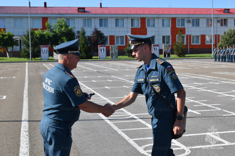 Под руководством начальника спасательного центра было проведено торжественное награждение личного состава, вручение очередных воинских званий.