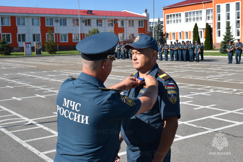 Под руководством начальника спасательного центра было проведено торжественное награждение личного состава, вручение очередных воинских званий.