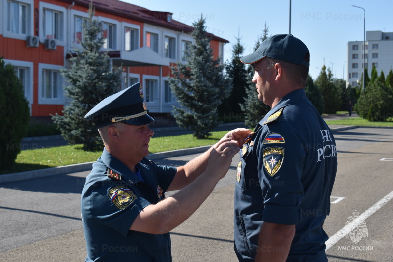 Под руководством начальника спасательного центра было проведено торжественное награждение личного состава, вручение очередных воинских званий.