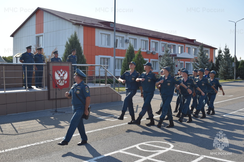 Под руководством начальника центра было проведено награждение личного состава за достижения в спортивных мероприятиях, а также смотр строевой песни.