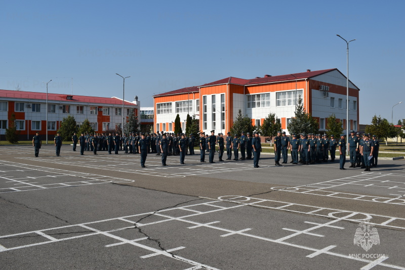 Под руководством начальника центра было проведено награждение личного состава за достижения в спортивных мероприятиях, а также смотр строевой песни.