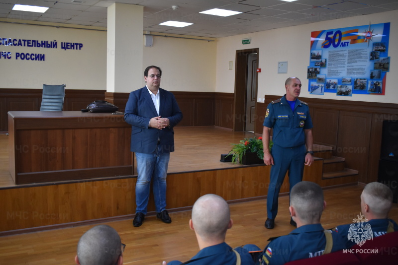 В актовом зале центра кандидат социологических наук, доцент, директор института социологии и регионоведения ЮФУ, Бедрик Андрей Владимирович, провел лекцию для личного состава на тему: «Россия и Восток: новая арена противостояния западному миру».