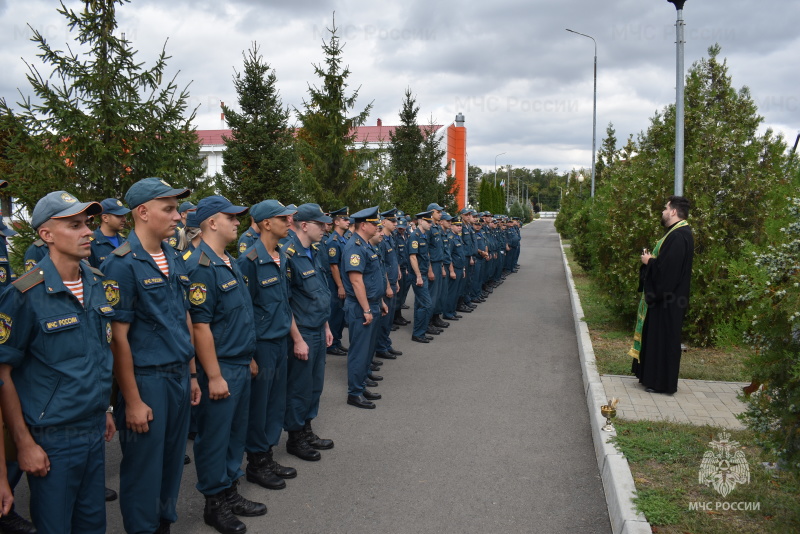 В день иконы Божией Матери Неопалимая Купина, для военнослужащих и работников спасательного центра отец Серафим провел праздничный молебен.
