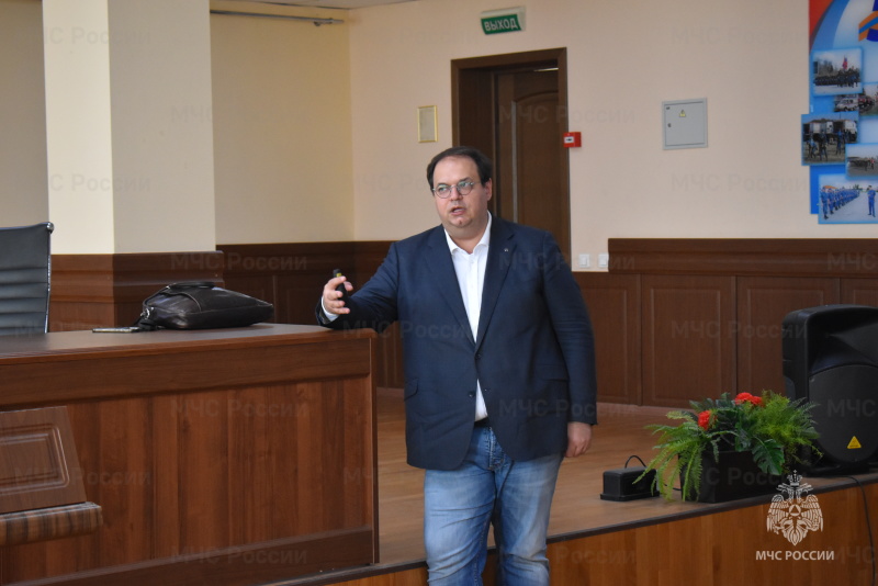 В актовом зале центра кандидат социологических наук, доцент, директор института социологии и регионоведения ЮФУ, Бедрик Андрей Владимирович, провел лекцию для личного состава на тему: «Россия и Восток: новая арена противостояния западному миру».