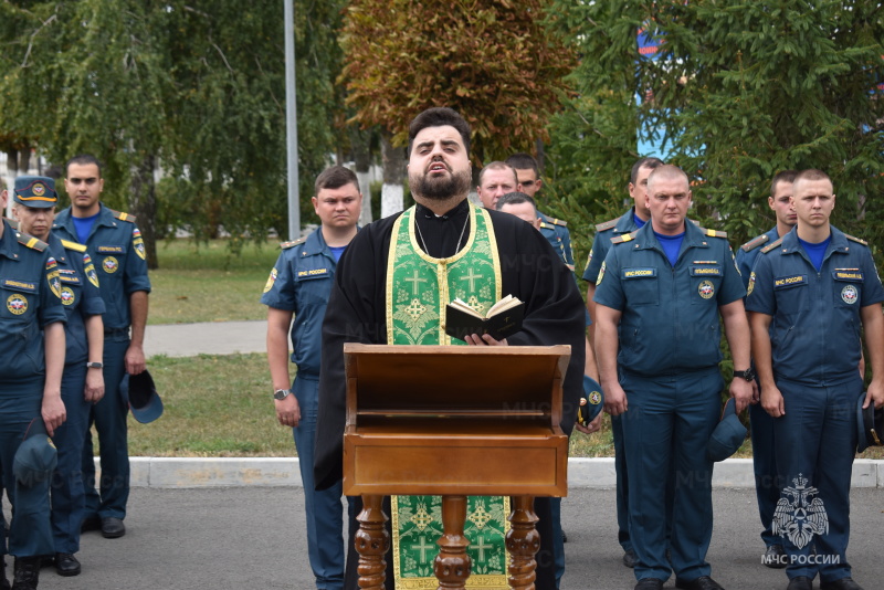 В день иконы Божией Матери Неопалимая Купина, для военнослужащих и работников спасательного центра отец Серафим провел праздничный молебен.